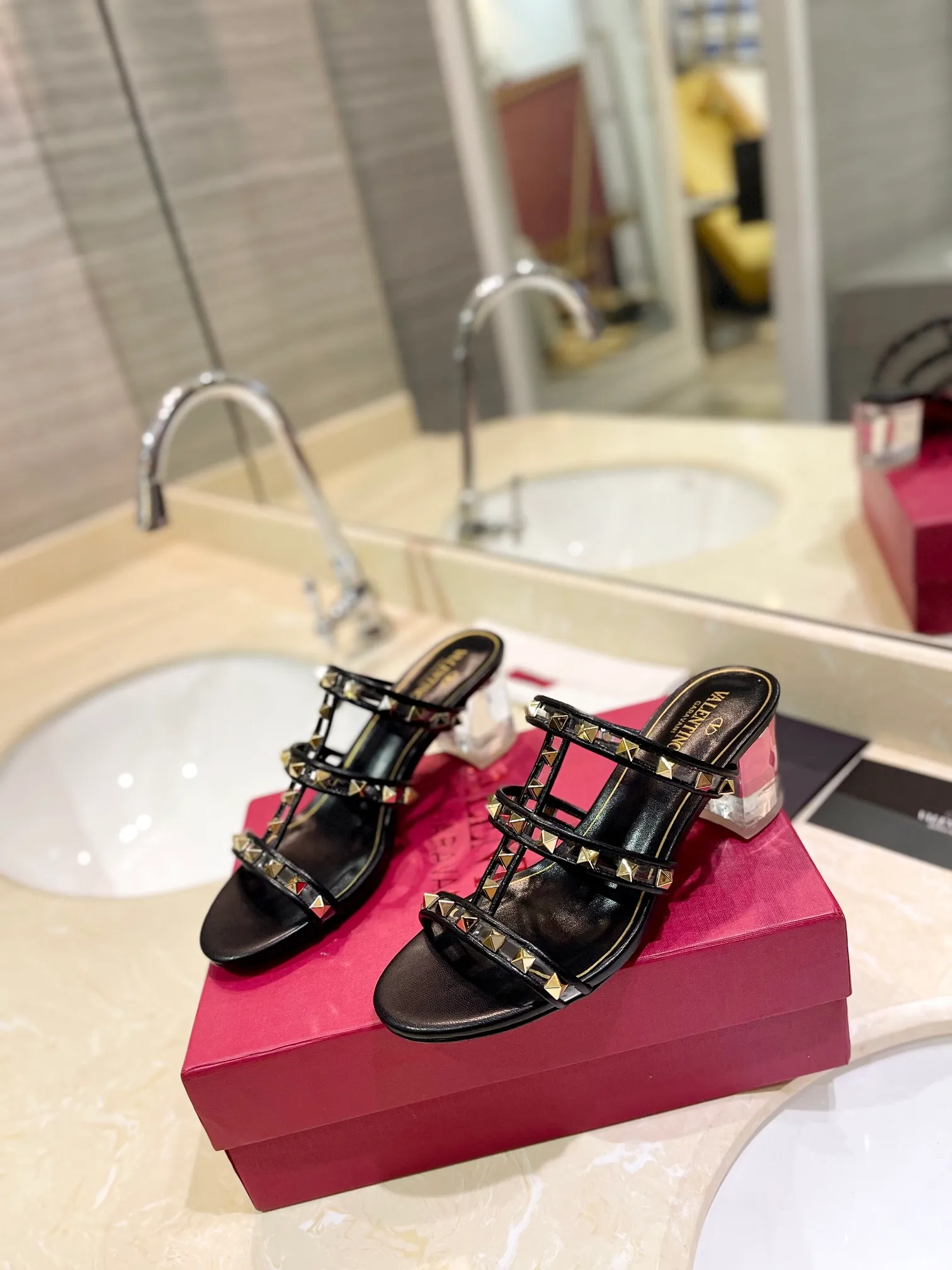 👟👟Ex-factory price 500👟👟 𝑉𝐴𝐿𝐸𝑁𝑇𝐼𝑁𝑂 Valentino ♡ͥ | ²º²⁴💫Purchasing agent level🔍Same color The classic king-shaped slippers with crystal heels are also so beautiful The particularly high-quality hardware brings out a full sense of high-end. After putting it on your feet, you will be stunned and look super slim! The new season lives up to expectations! Worth buying ★Imported cowhide is absolutely high-grade ❥Original method is absolutely sensual ❥Elegant style creates a different feeling🙈 Simple temperament style!  ♡ show bdetails ———————————— ⊿▸: Size｜35-40 (customized at 40.41.42) ⊿▸: Material｜Imported sheepskin + Pvc ⊿▸: Material | Padded sheepskin ⊿▸: Material | Italian🇮🇹 genuine leather outsole ⊿▸: Heel height｜6cm